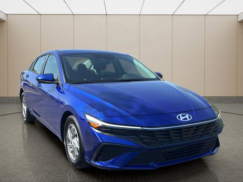 Certified 2025 Hyundai Elantra SE image 7