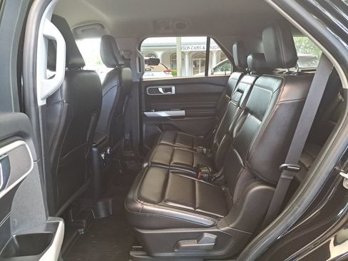 Used 2022 Ford Explorer XLT w/ Equipment Group 202A AWD/4WD image 10