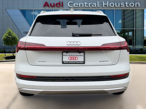 Used 2022 Audi e-tron Premium w/ Interior Protection Package image 10