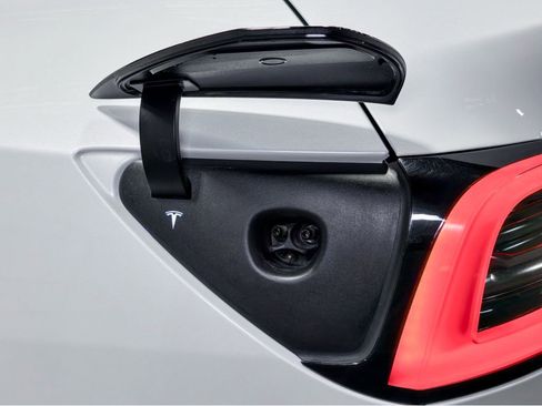 Used 2022 Tesla Model Y Performance image 5