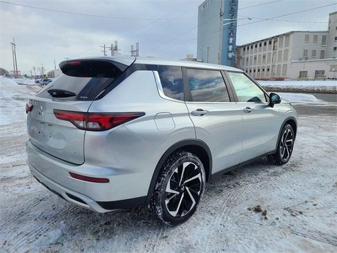 Used 2022 Mitsubishi Outlander SE image 7