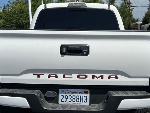 Used 2021 Toyota Tacoma TRD Sport w/ Technology Package AWD/4WD image 19