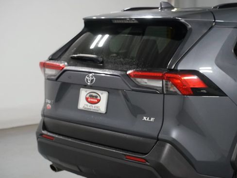 Used 2019 Toyota RAV4 XLE Premium FWD image 9