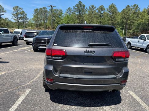 Used 2018 Jeep Grand Cherokee Altitude RWD image 6