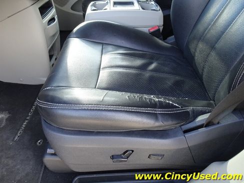 Used 2014 Chrysler Town & Country Touring-L w/ Driver Convenience Group FWD image 30