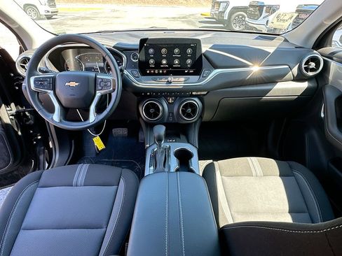 Used 2024 Chevrolet Blazer LT w/ Convenience Package FWD image 3