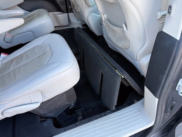 Used 2021 Chrysler Pacifica Touring-L FWD image 17