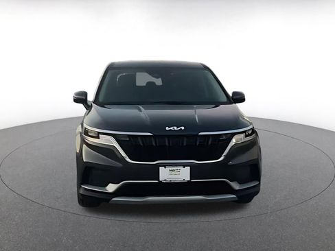 Used 2023 Kia Carnival LX image 3