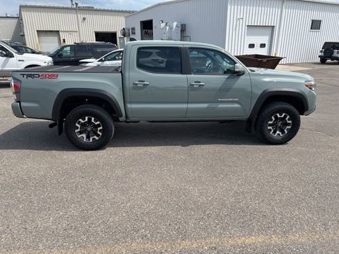Used 2022 Toyota Tacoma TRD Off-Road w/ TRD Premium Off Road Package AWD/4WD image 4