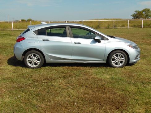 Used 2018 Chevrolet Cruze LT w/ Leather Package image 11