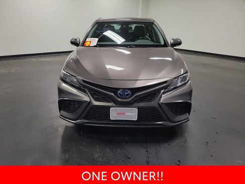 Used 2022 Toyota Camry SE image 3