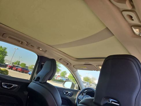 Used 2022 Volvo XC60 B5 Momentum image 23