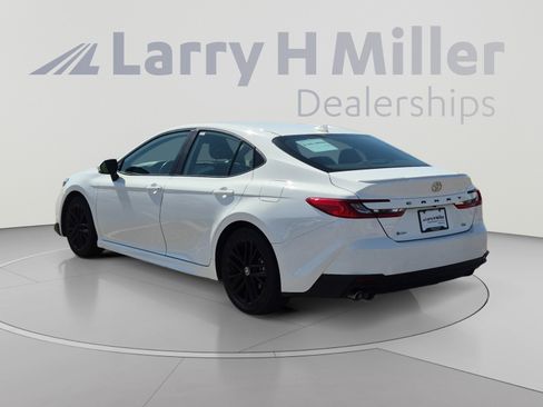 Used 2025 Toyota Camry SE FWD image 3