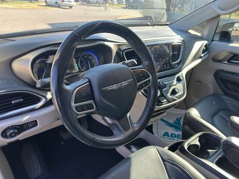 Used 2020 Chrysler Pacifica Touring-L Plus w/ Tire & Wheel Group image 18