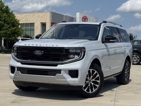 Used 2025 Ford Expedition Platinum AWD/4WD image 2