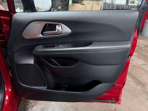 Certified 2025 Chrysler Pacifica Limited FWD image 17