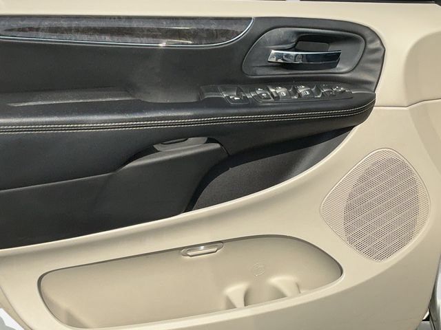 Used 2012 Chrysler Town & Country Touring w/ Entertainment Group #1 FWD image 11