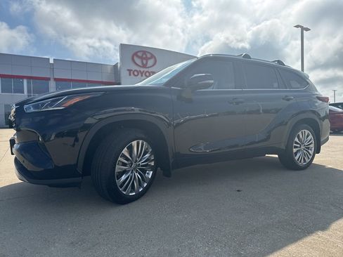 Used 2024 Toyota Highlander Platinum AWD/4WD image 5
