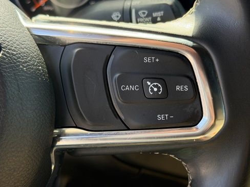Used 2018 Jeep Wrangler Unlimited Sahara AWD/4WD image 34