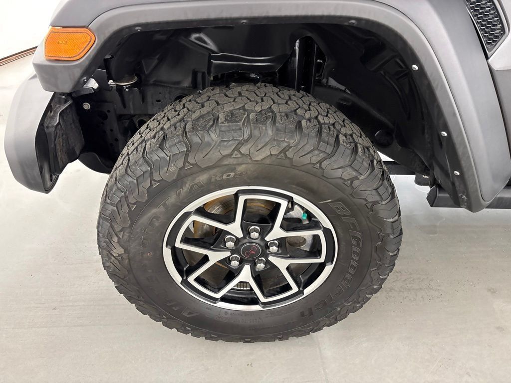 Used 2025 Jeep Wrangler Unlimited Rubicon w/ Convenience Group AWD/4WD image 11