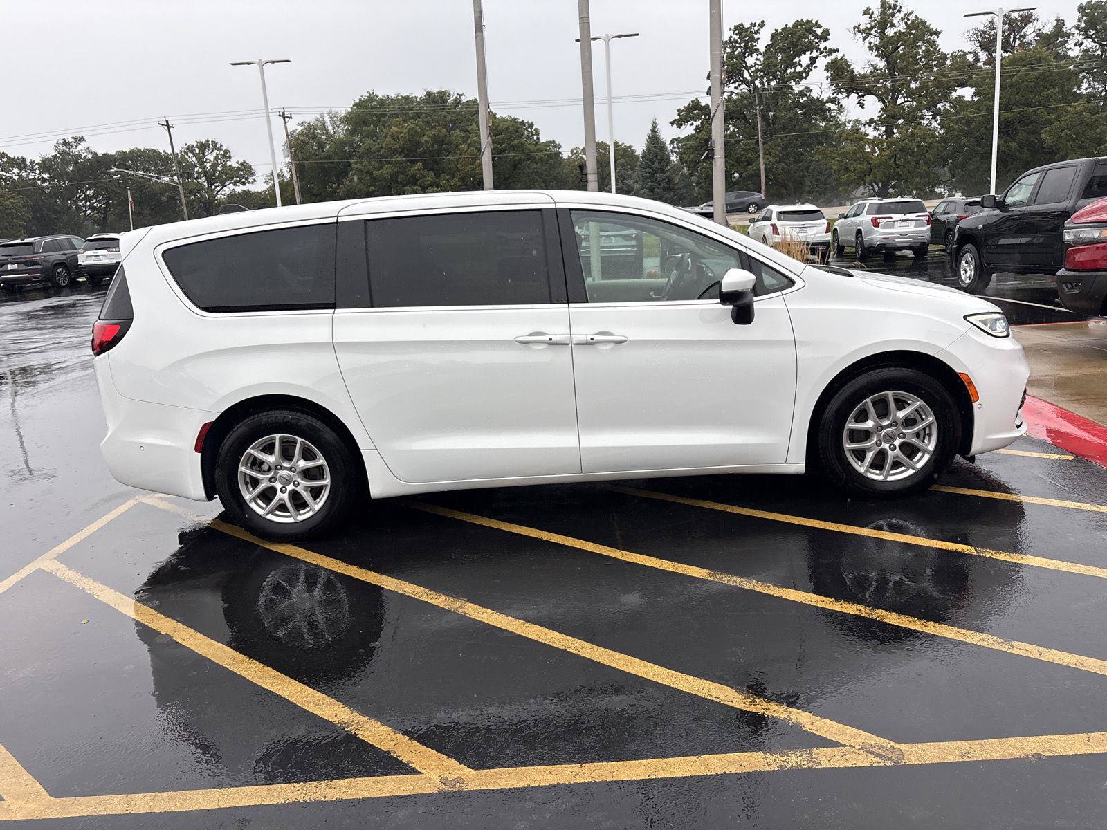 Used 2023 Chrysler Pacifica Touring-L FWD image 4