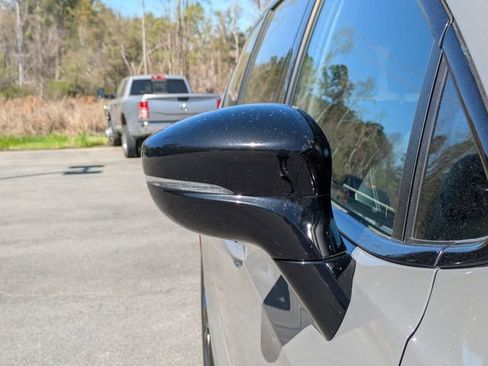 Used 2025 Chrysler Pacifica Limited FWD image 11