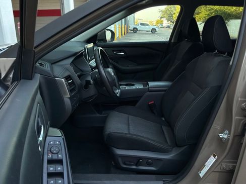 Used 2025 Nissan Rogue SV FWD image 10