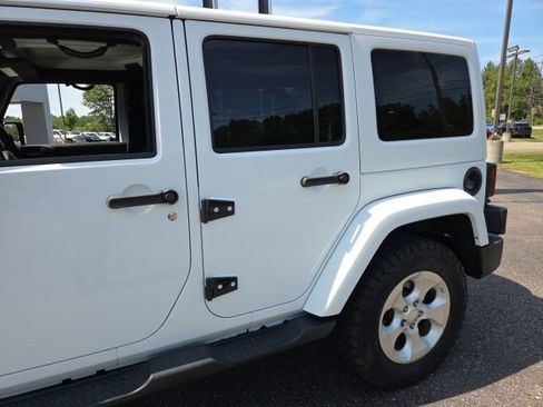 Used 2015 Jeep Wrangler Unlimited Sahara w/ Connectivity Group AWD/4WD image 15
