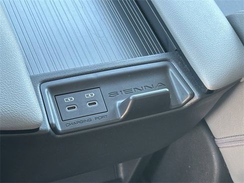 Used 2025 Toyota Sienna XLE image 31