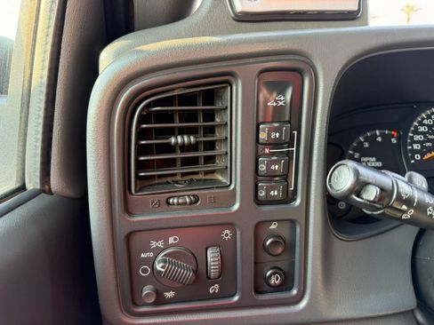 Used 2006 Chevrolet Silverado 2500 LT w/ Heavy-Duty Power Package AWD/4WD image 22