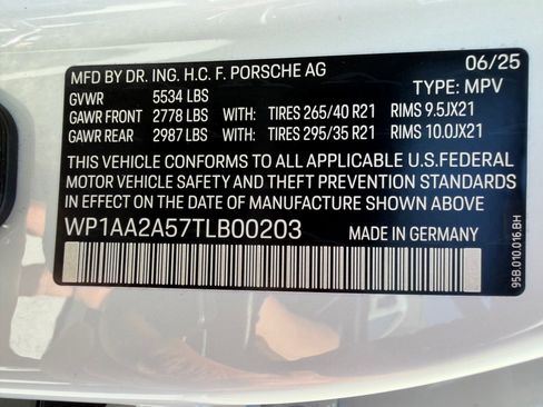 Certified 2026 Porsche Macan AWD/4WD image 31