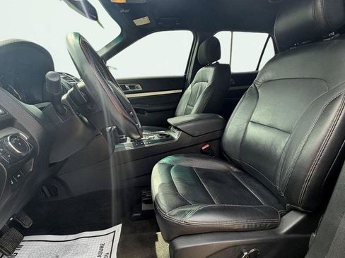 Used 2016 Ford Explorer XLT w/ Equipment Group 202A FWD image 4