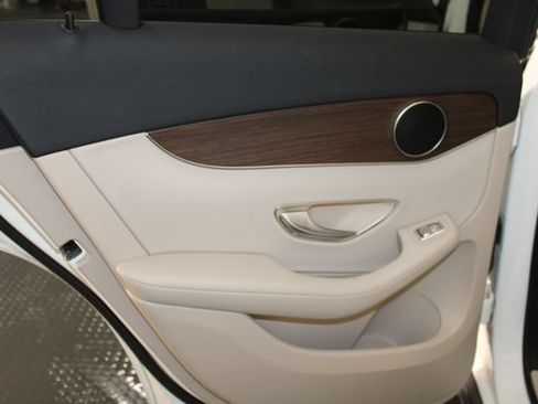 Used 2021 Mercedes-Benz GLC 300 4MATIC image 29