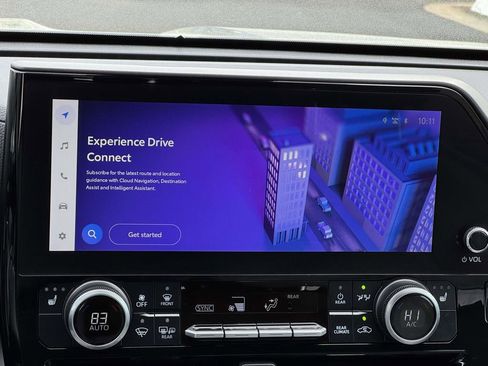 Used 2024 Toyota Highlander XLE FWD image 3