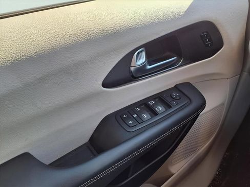 Used 2024 Chrysler Pacifica Touring-L image 10