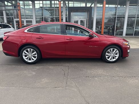 Used 2021 Chevrolet Malibu LT FWD image 1