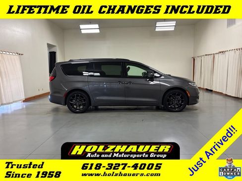 Used 2021 Chrysler Pacifica Touring w/ S Appearance Package FWD image 1