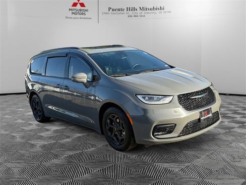 Used 2021 Chrysler Pacifica Limited w/ Uconnect Theater Family Group image 3