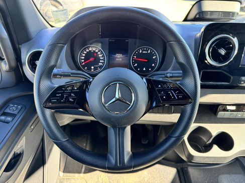 Used 2025 Mercedes-Benz Sprinter 2500 image 10
