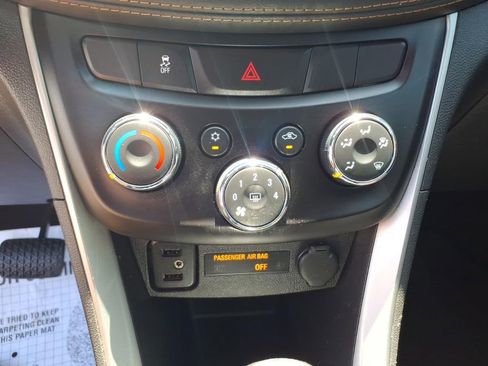 Used 2020 Chevrolet Trax LT w/ LT Convenience Package FWD image 21