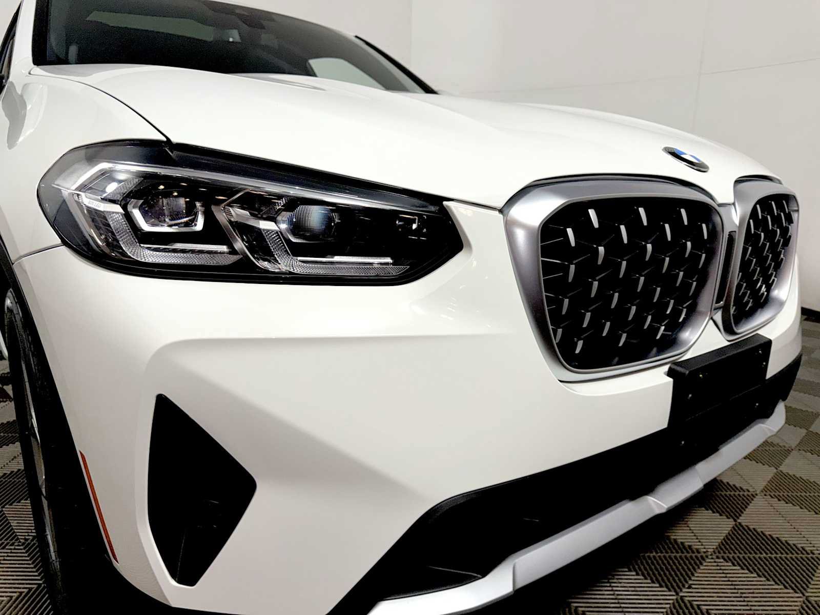 Used 2024 BMW X4 xDrive30i AWD/4WD image 25
