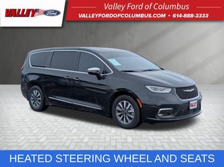 Used 2023 Chrysler Pacifica Touring-L video 1