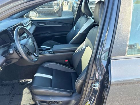 Used 2025 Toyota Camry Hybrid FWD image 12