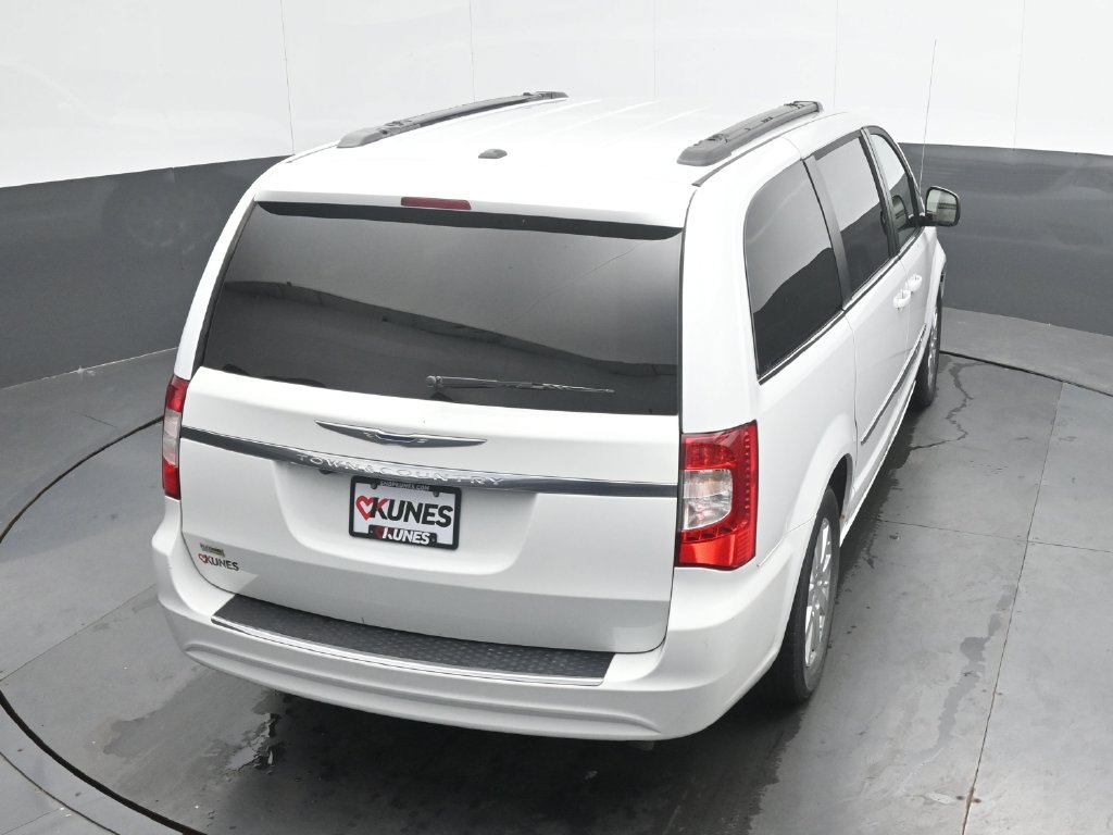 Used 2016 Chrysler Town & Country Touring FWD image 29
