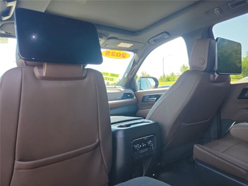 Used 2025 Chevrolet Suburban High Country AWD/4WD image 16
