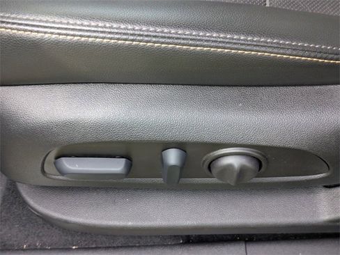 Used 2023 Chevrolet Equinox Premier image 22