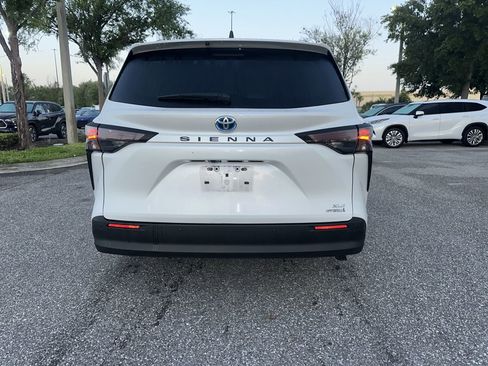 Used 2024 Toyota Sienna XLE image 4