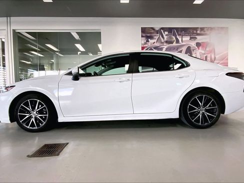 Used 2023 Toyota Camry SE image 3