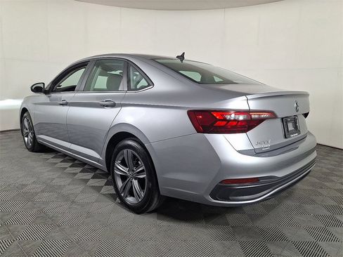 Used 2024 Volkswagen Jetta SE image 8