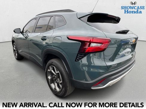 Used 2025 Chevrolet Trax LT w/ LT Convenience Package image 4